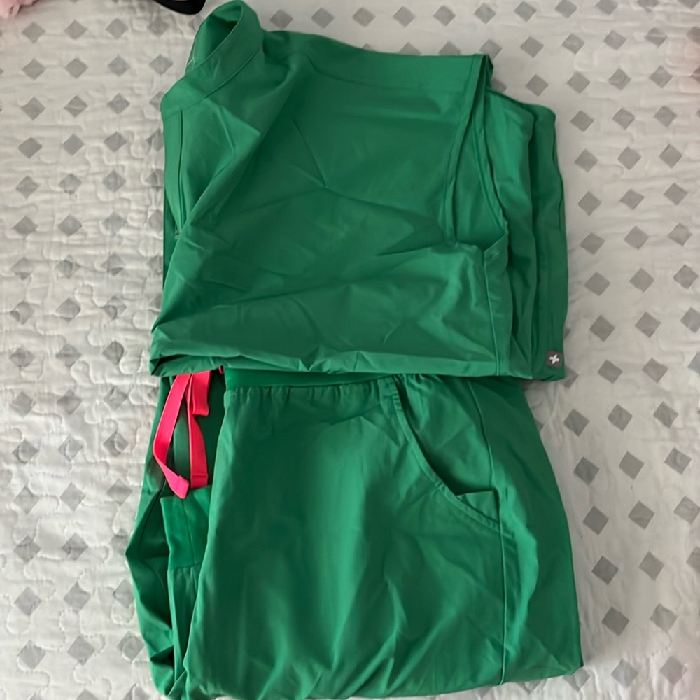 FIGS safety green set L top XL bottoms